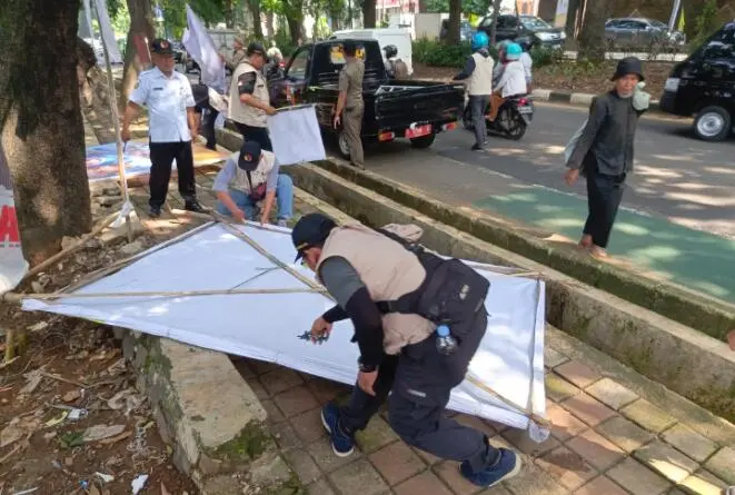 APK Dipasang di Pohon dengan cara Diikat dan di Paku Langgar Aturan