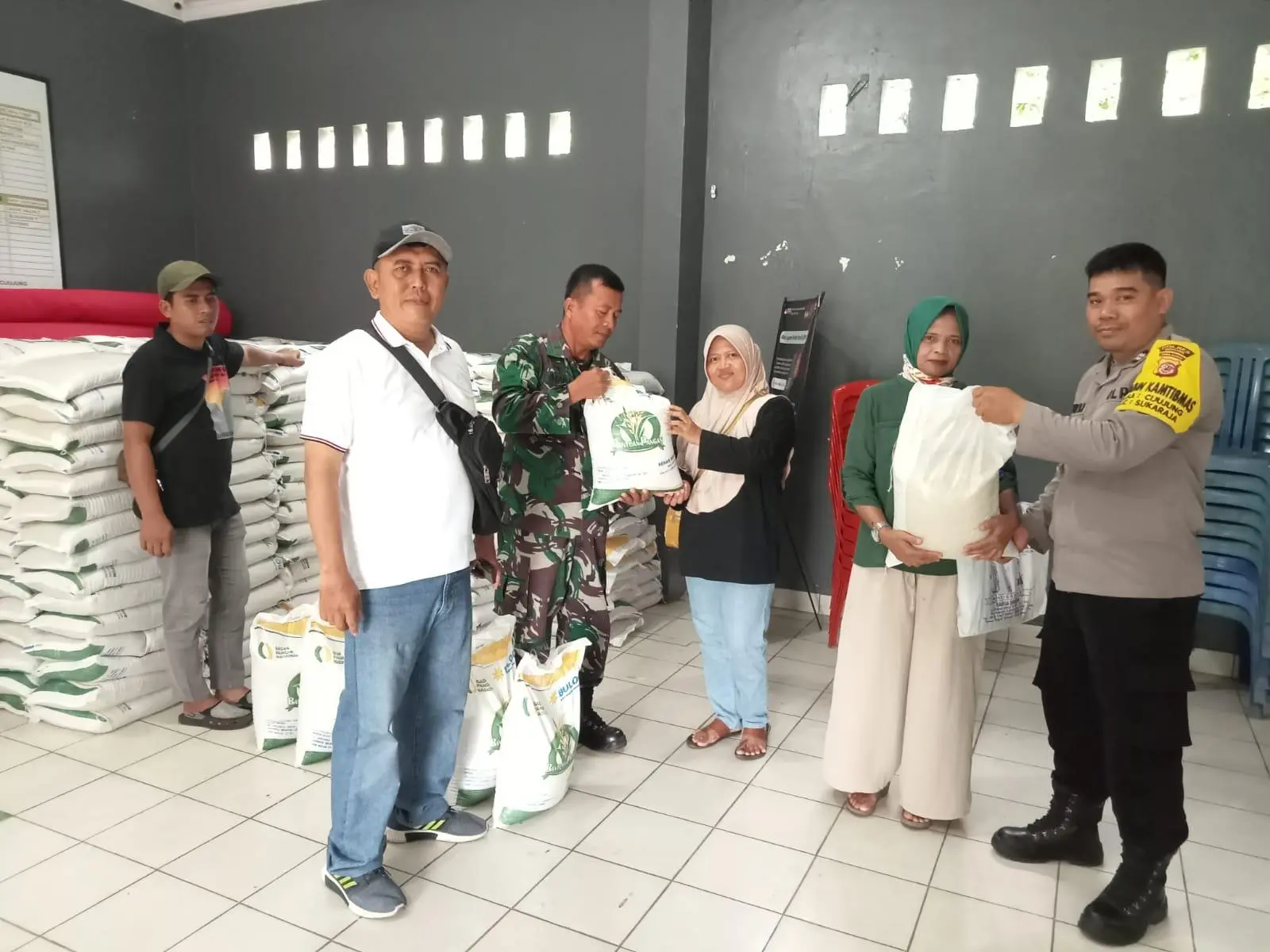 Ratusan Penerima Bantuan Pangan Beras Padati Kantor Desa Cijujung, Babinsa Lakukan Pengamanan