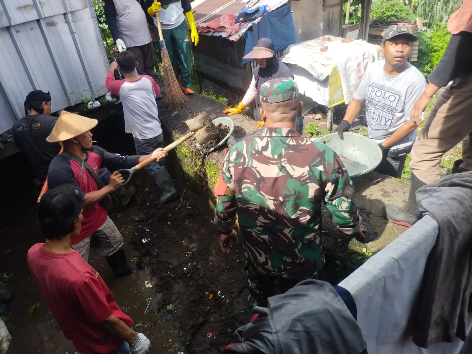 Banyak Puing dan Sampah, Koramil Bogor Utara Bersihkan Kali Cibagolo
