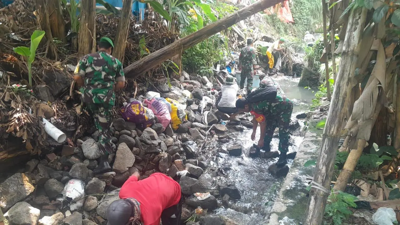 Koramil 0601/Bogor Tengah Fokus Bersihkan Sodetan Kali Cibalok