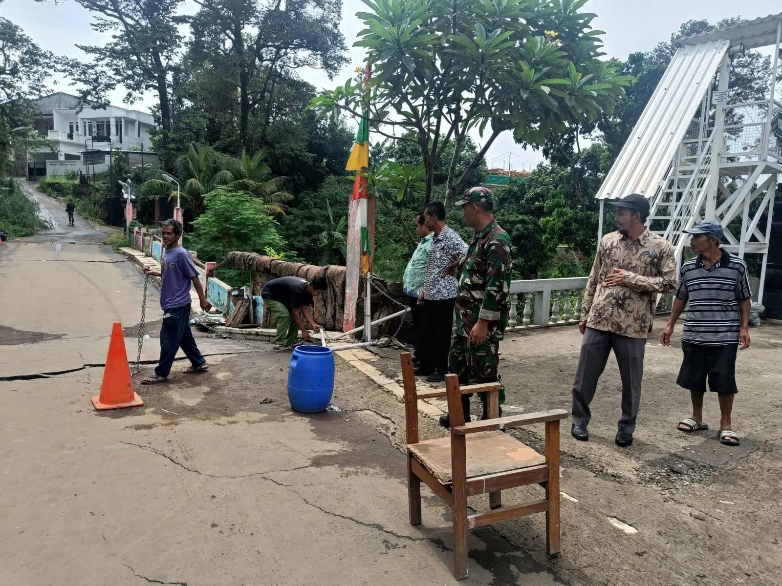 Petugas Amankan Warga Pengguna Jembatan Akses Penghubung dua Desa