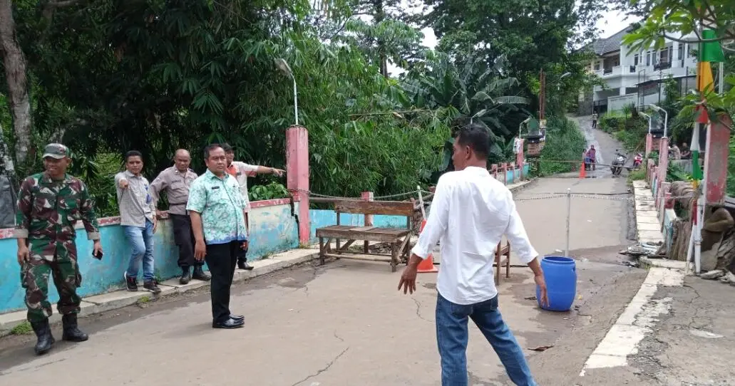Sekcam Sukaraja menilai Jembatan Penghubung Desa Sukatani dan Sukaraja Rusak Akibat Penyempitan