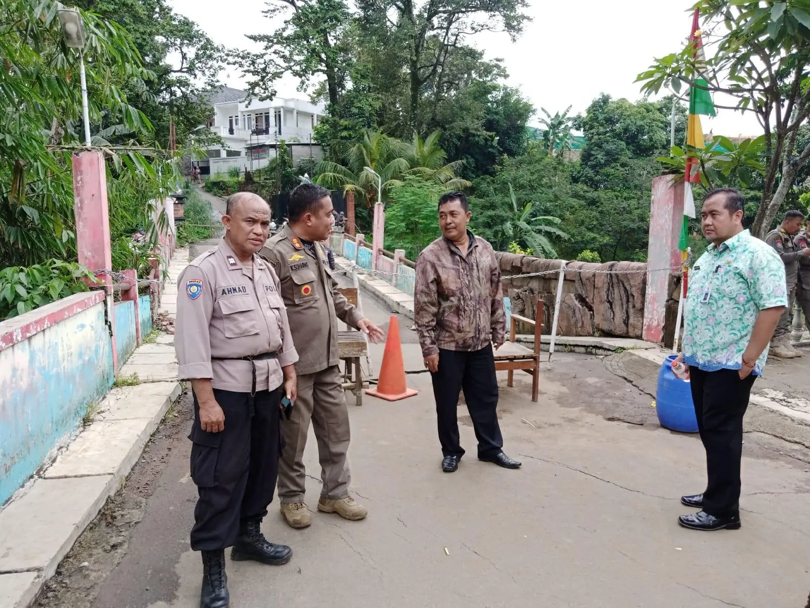 Akses Masuk Desa Sukatani ditutup, Petugas Lakukan Tindakan Tegas bagi yang Melanggar