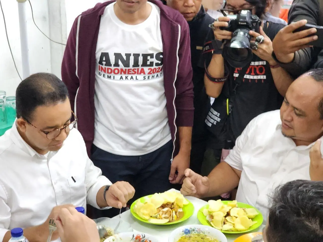 Capres Anies Baswedan Cicipi Docelang di Jembatan Merah Kota Bogor