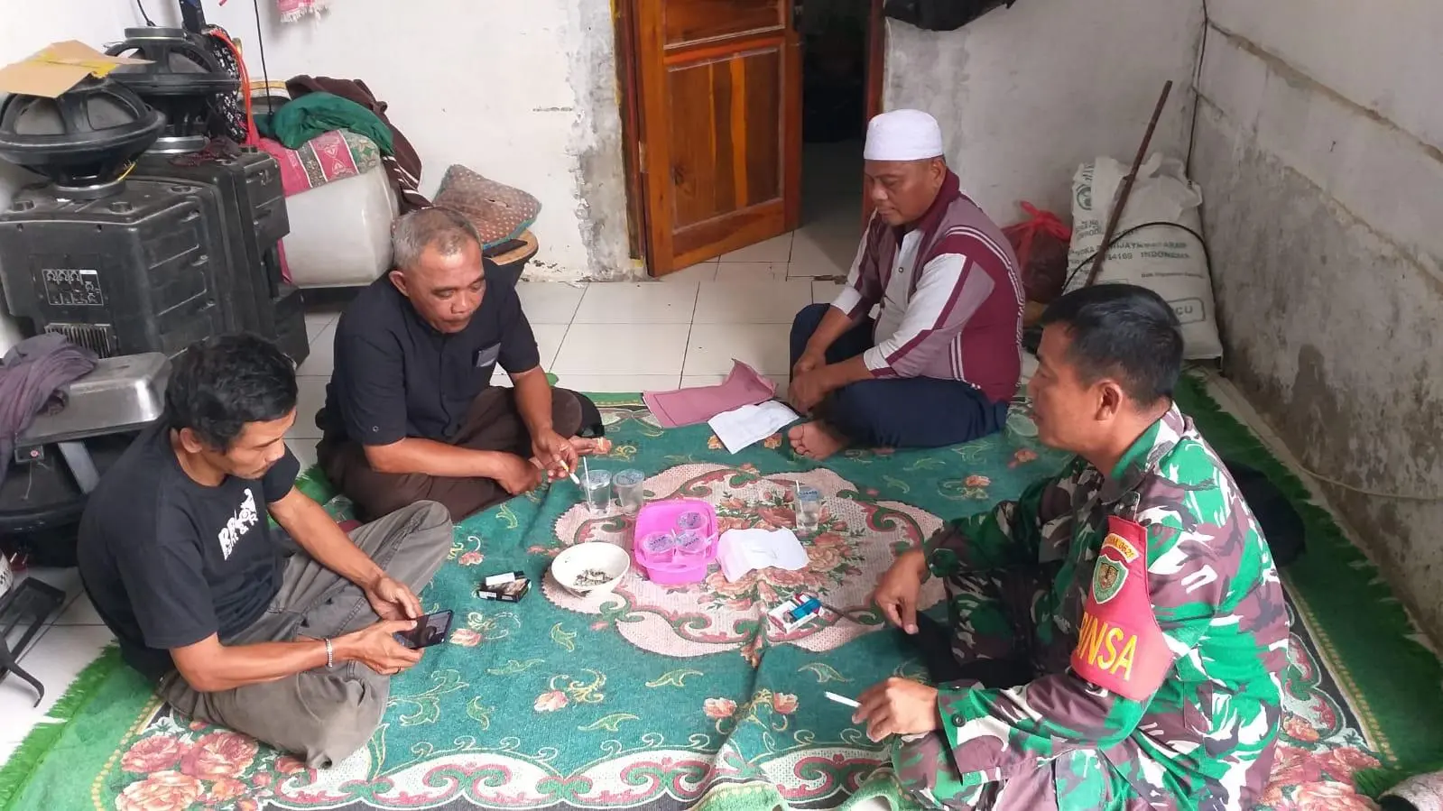 Tingkatkan Tugas Kewilayahan Babinsa Cijujung Komsos Bersama Warga