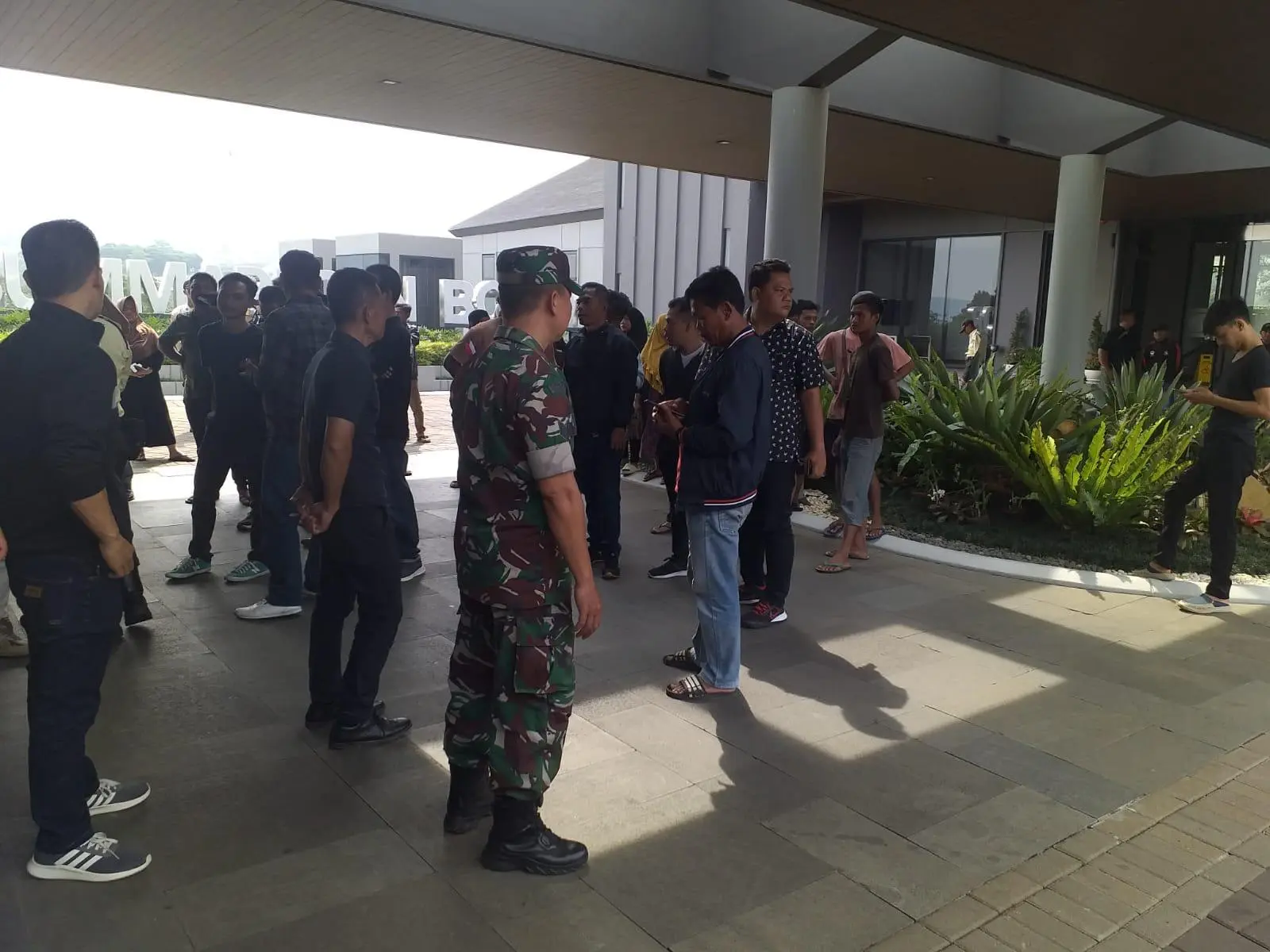 Warga Terdampak Banjir Lakukan Demo, Petugas Lakukan Pengamanan