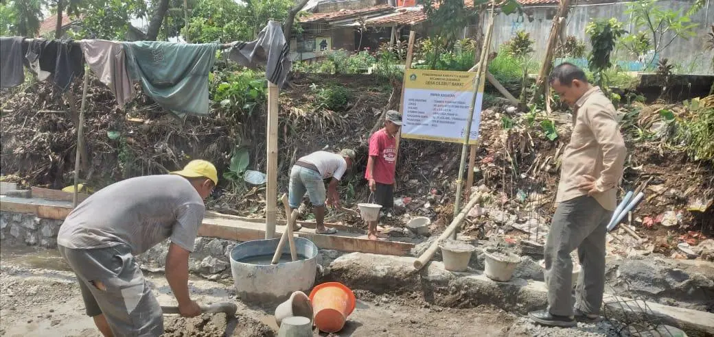 Antisipasi Longsor Pemdes Cilebut Barat Bangun Tembok Penahan Tanah