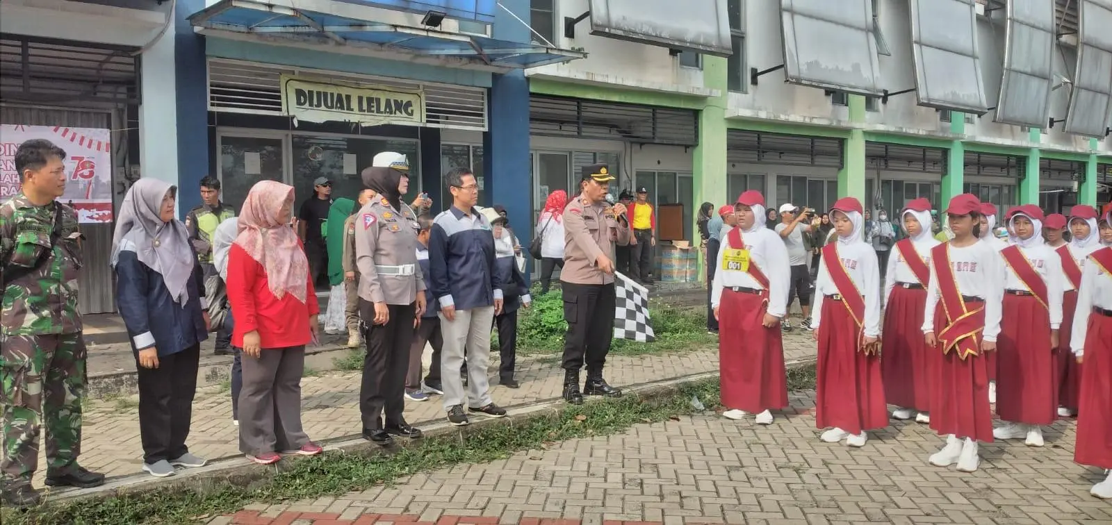 Peringati Hari Pahlawan PGRI Kecamatan Sukaraja Gelar Lomba Gerak Jalan