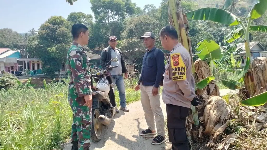 Petugas Tinjau Pembangunan Infrastruktur Jalan Lingkungan
