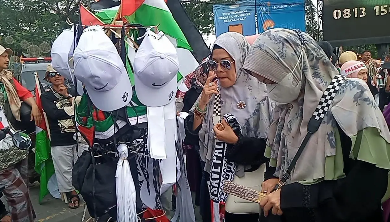 Bentuk Solidaritas, Peserta Aksi Peduli Palestina Buru Atribut dan Pernak Pernik di Tugu Kujang