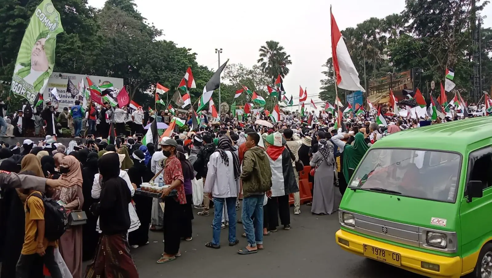 Suasana Aksi Solidaritas Palestina, Ribuan Umat Islam se Bogor Raya Padati Tugu Kujang Kota Bogor