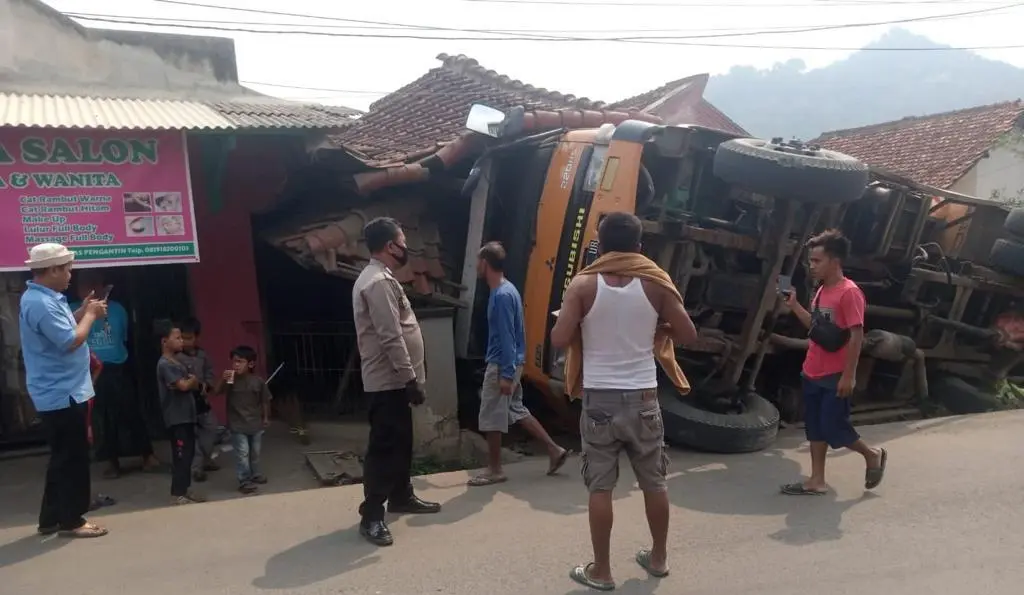 Sebuah Dump Truck Terguling di Rumpin Bogor