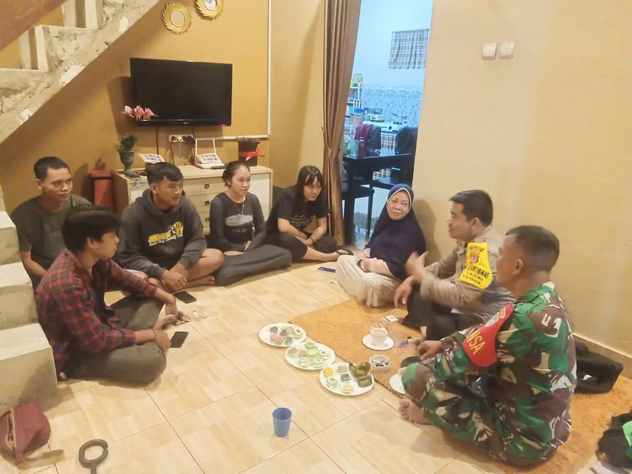 Bersama Warga Petugas Lakukan Komsos Untuk Peningkatan Tugas Kewilayahan