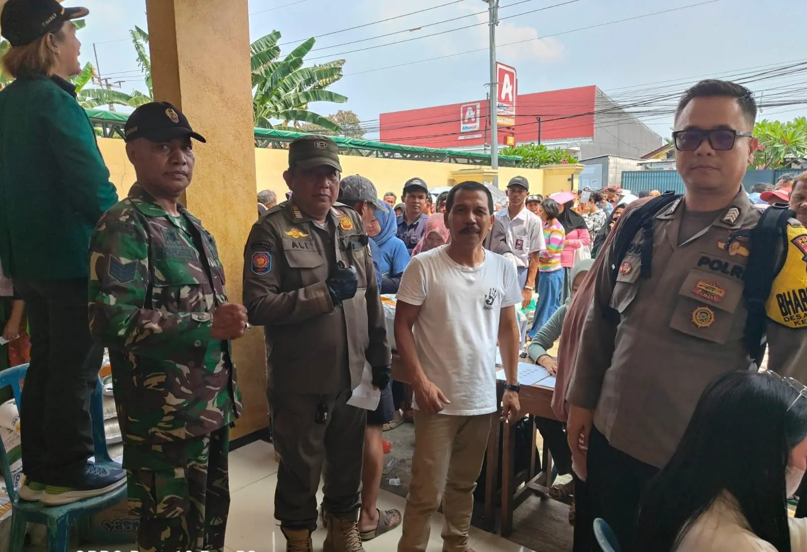 Ribuan Warga Penerima Bantuan Pangan Desa Cilebut Barat Antri Beras