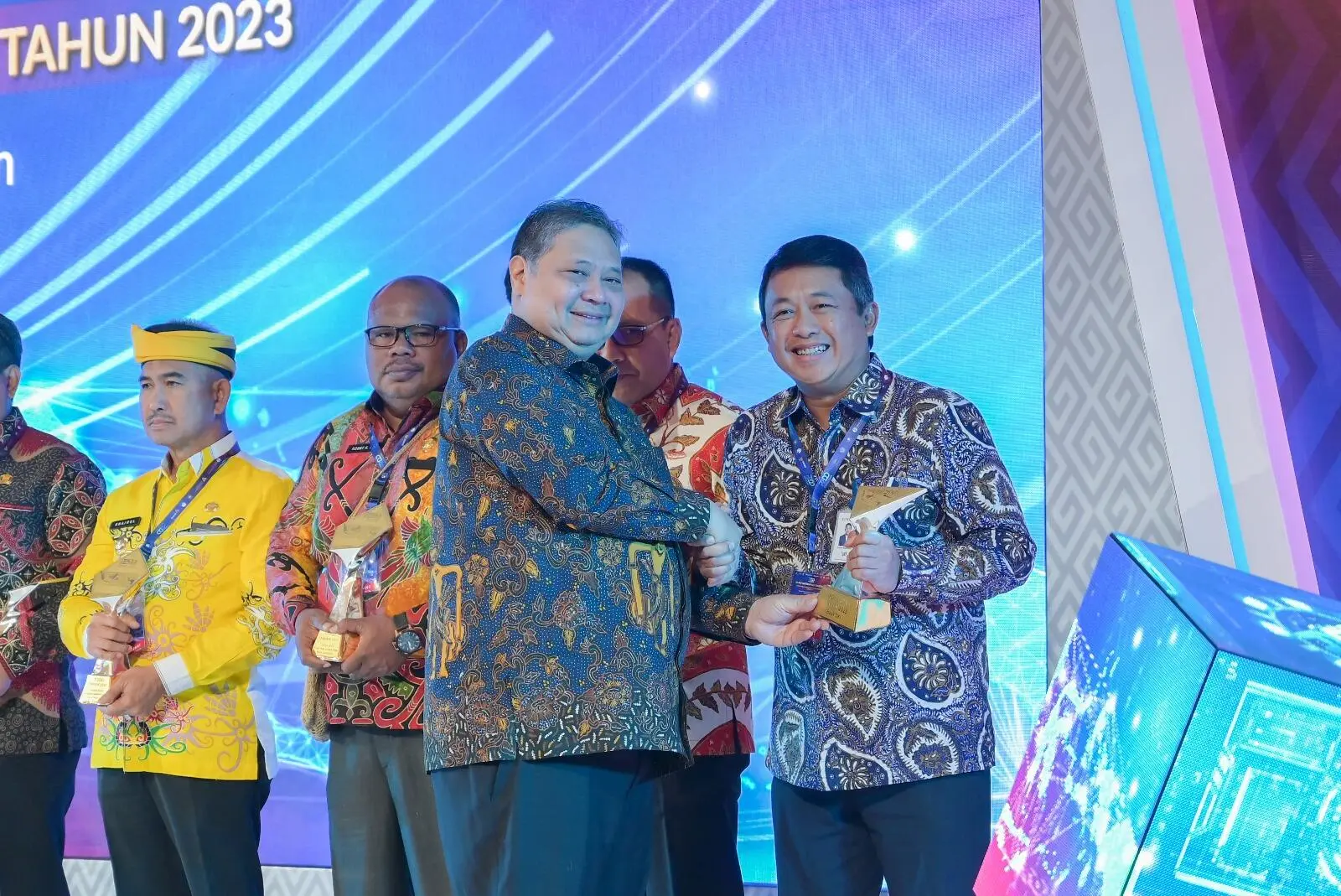 Menteri Koordinator Bidang Perekonomian RI berikan Penghargaan Direktur Teknologi dan Operasional Bank DKI