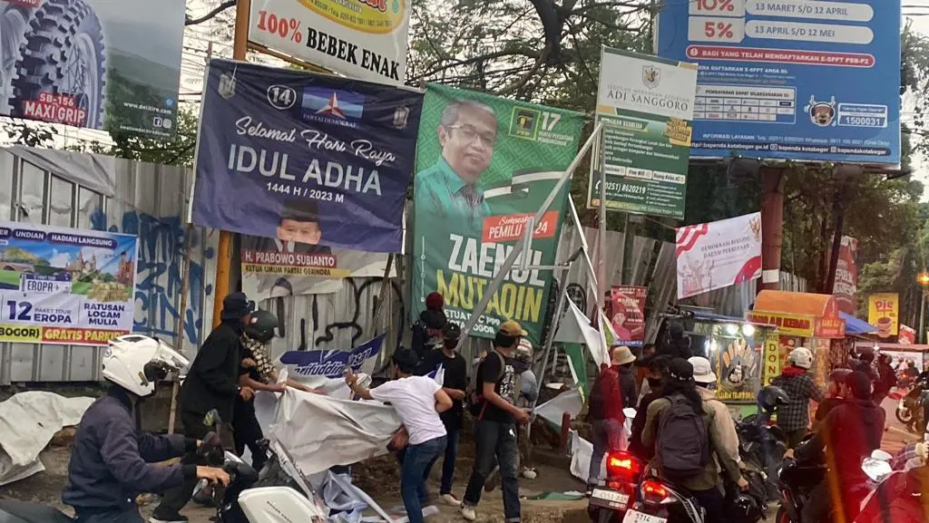 Sejumlah Mahasiswa Gelar Unjuk Rasa, Spanduk Partai Bacaleg di Dudut
