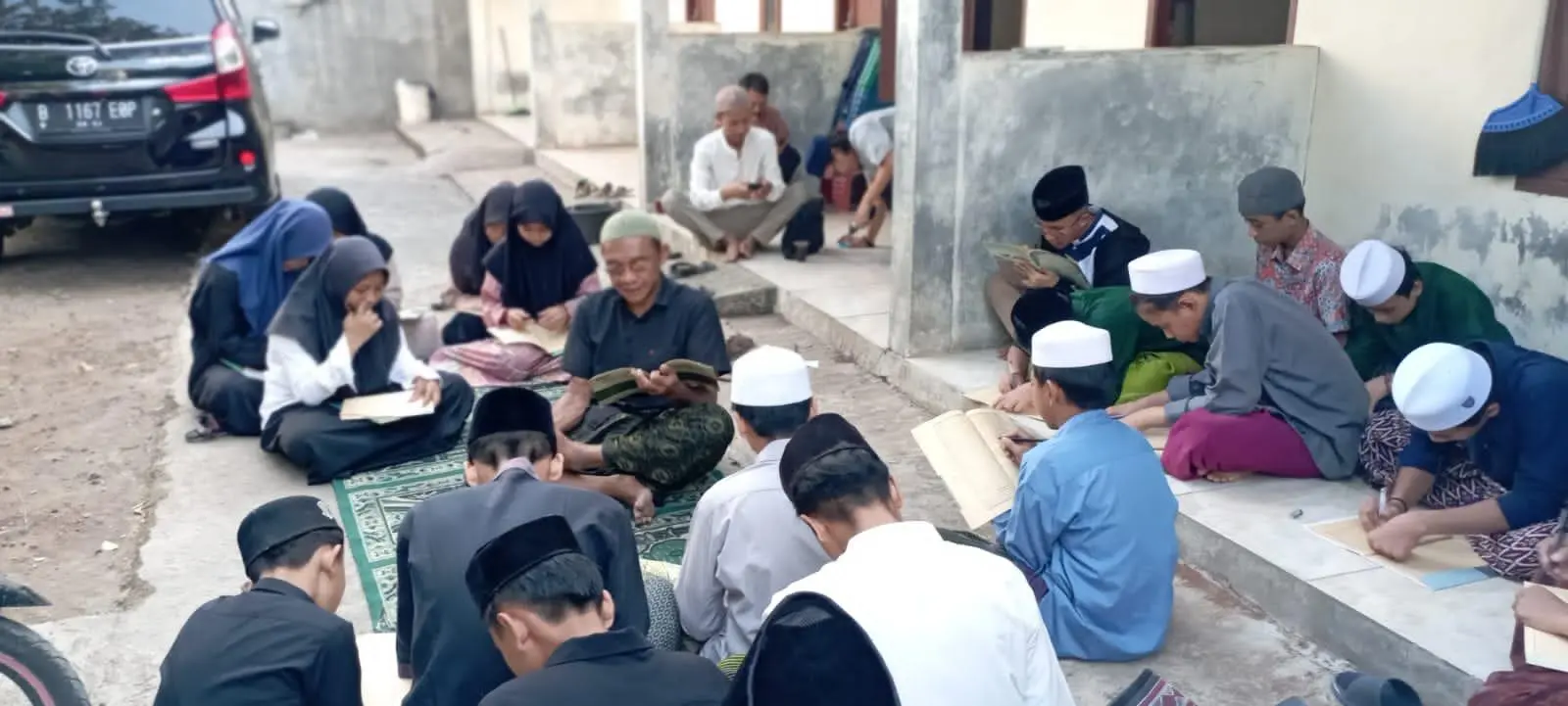 Santri Ponpes At -Tauhid Pulosara Tidur Berdesakan di Kontrakan, Butuh Uluran Tangan