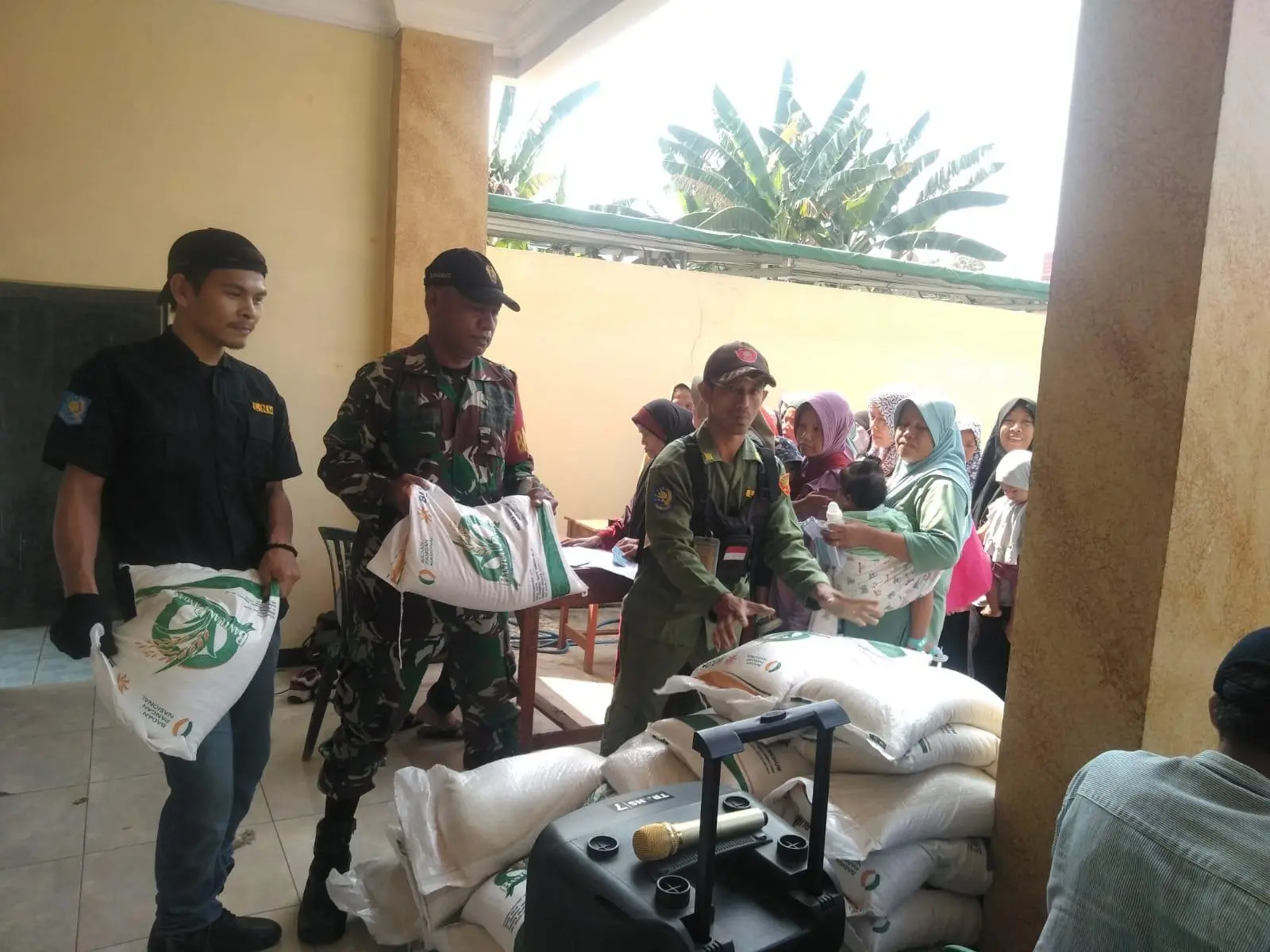 Penyaluran Bantuan Pangan Dikawal Petugas