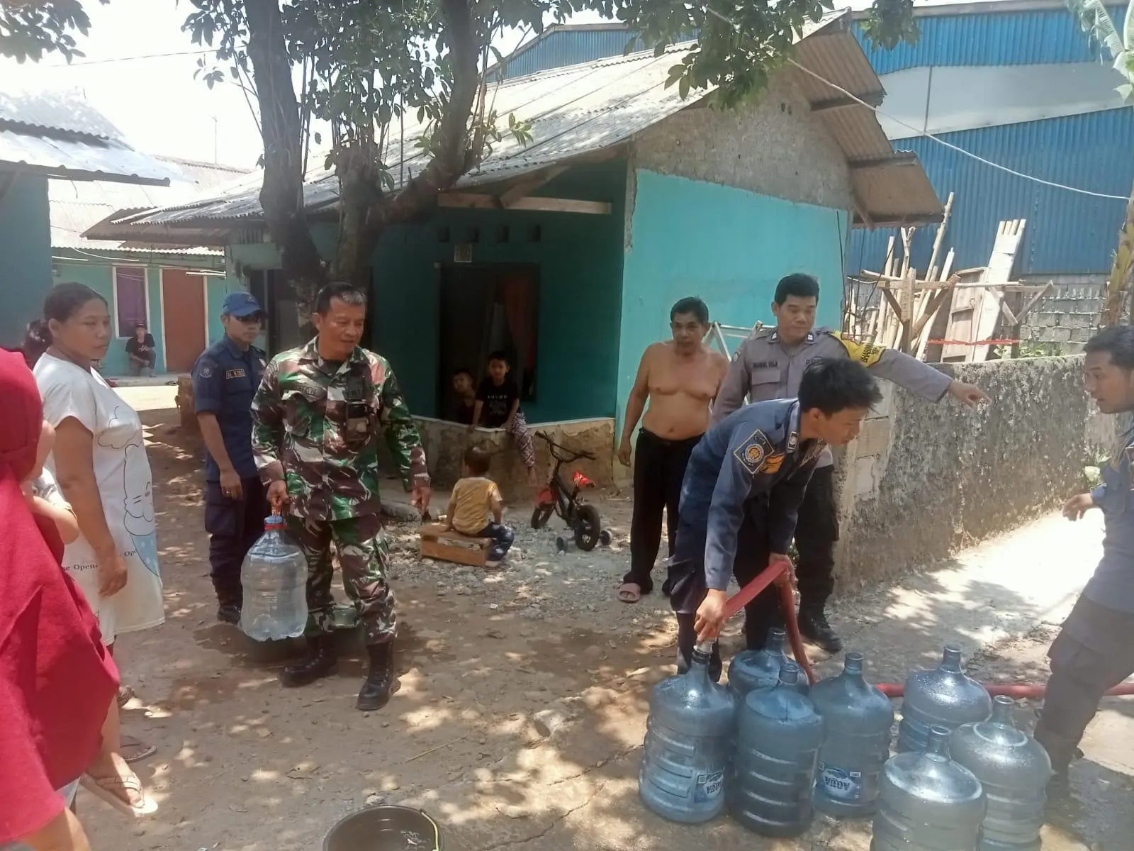 Petugas Kawal Penyaluran Air Bersih Warga Cijujung