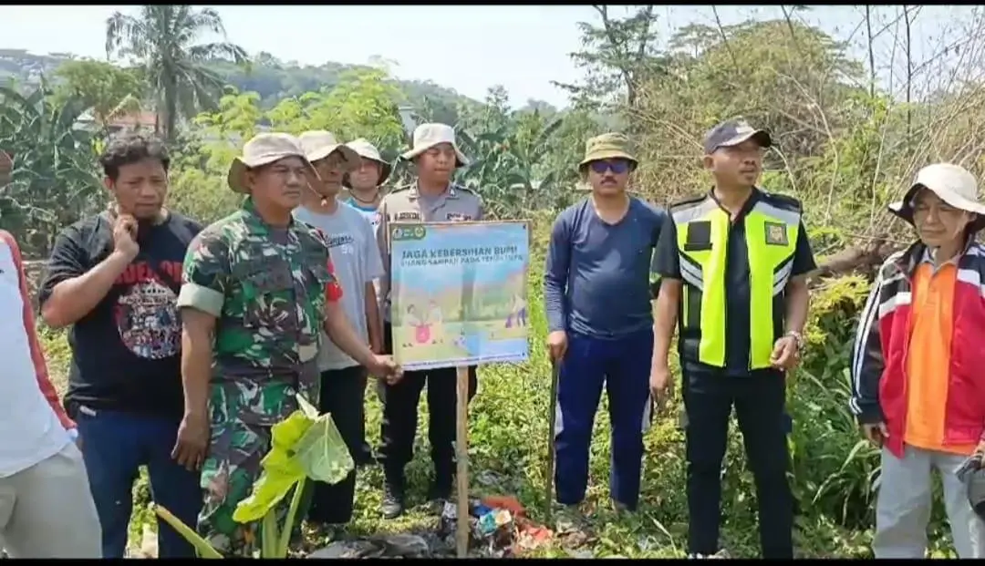 Peringati Hari Sungai Sedunia Pemdes Cilebut Timur Bersihkan Ciliwung