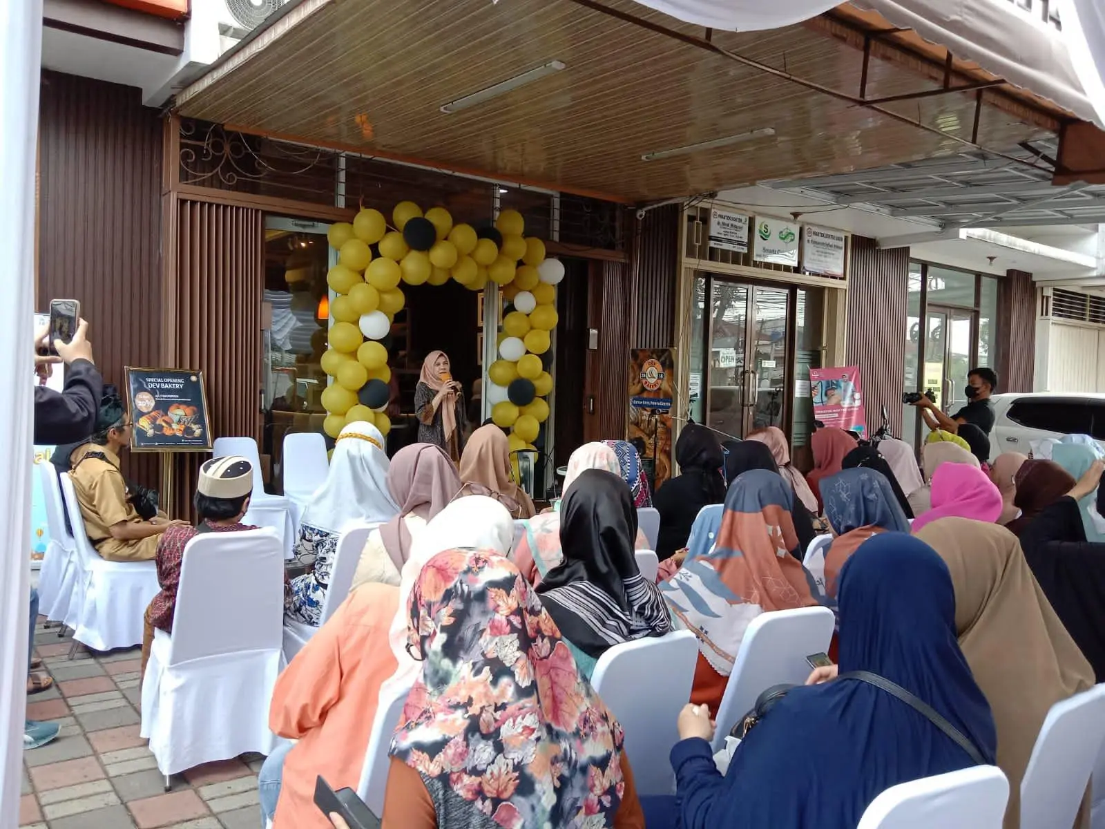 Resmi Buka Outlet, Dev Bakery Berikan Diskon 20%