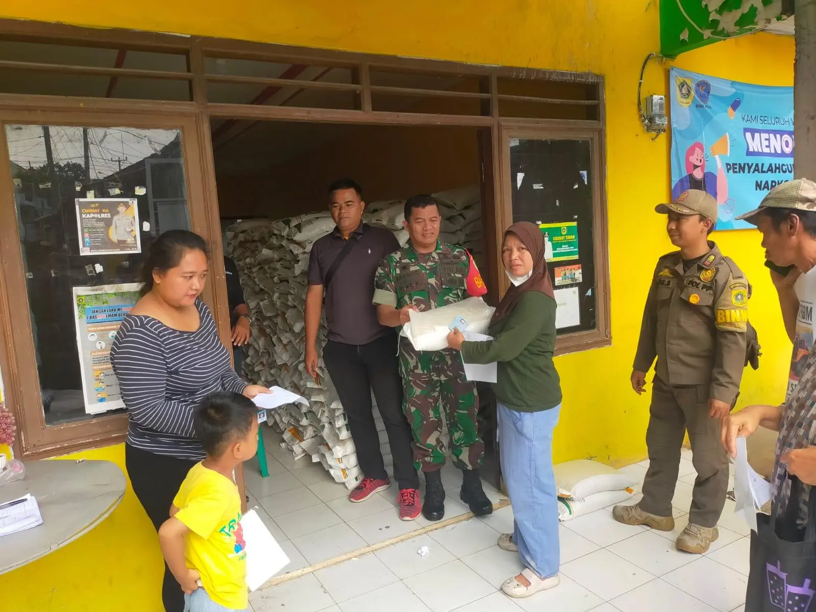 Petugas Kawal Penyaluran Bantuan Pangan Warga Cilebut Timur