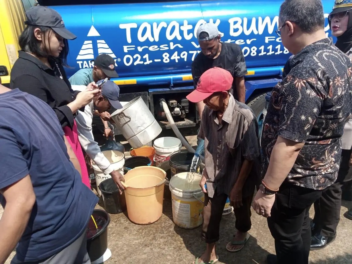 Pemuda Indonesia Center Distribusikan Air Bersih Bagi Warga Tiga Desa Kecamatan Sukaraja