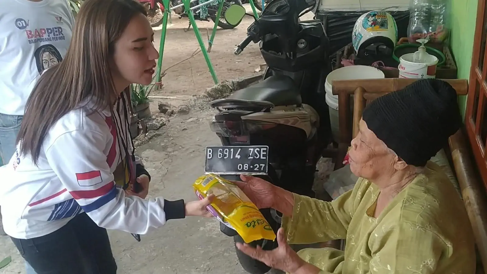 Bacaleg Perindo, Rere Door To Door dan Sosialisasikan KTA Asuransi