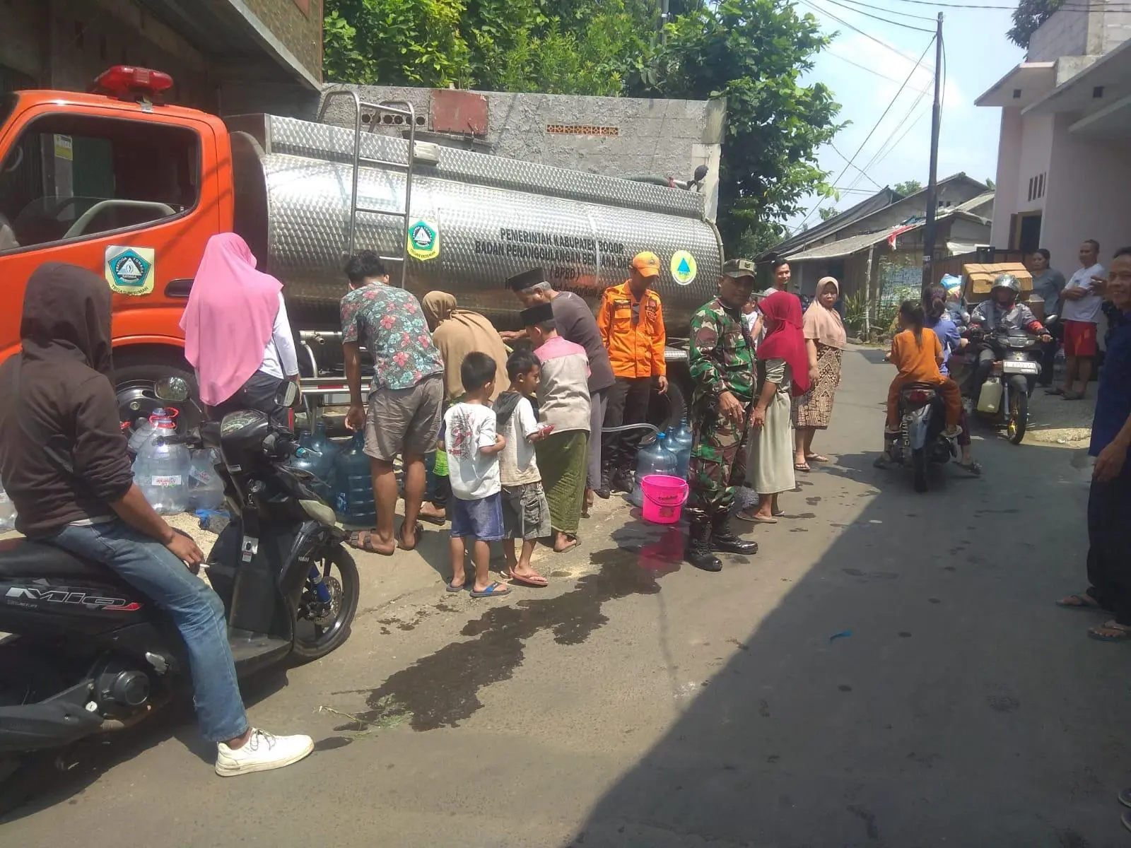 Warga Desa Cadasngampar Terima Bantuan Air Bersih