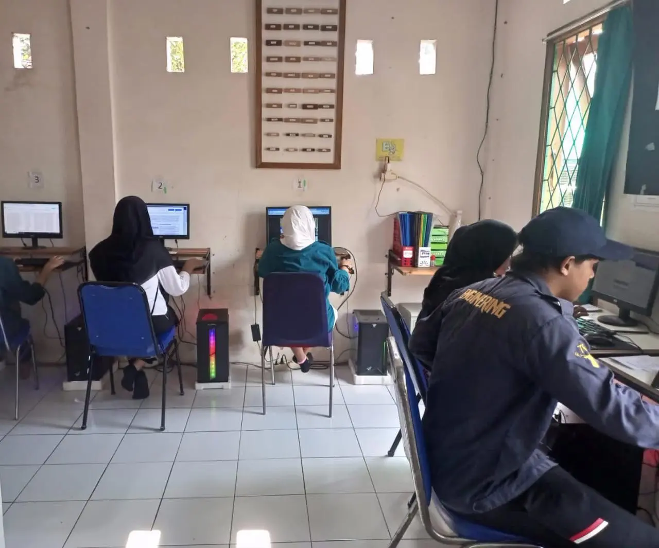 Puluhan Peserta Didik PKBM Bakti Nusa dan Forum J1 Gelar Asesmen Nasional Berbasis Komputer