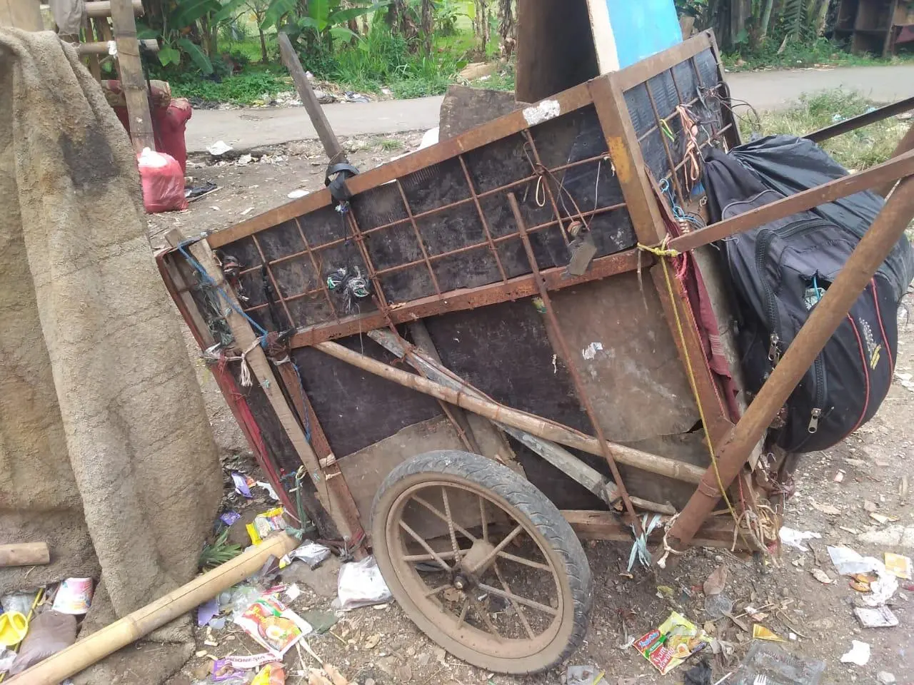 Warga Cimahpar Kesulitan Minta Bantuan Grobak untuk Narik Sampah