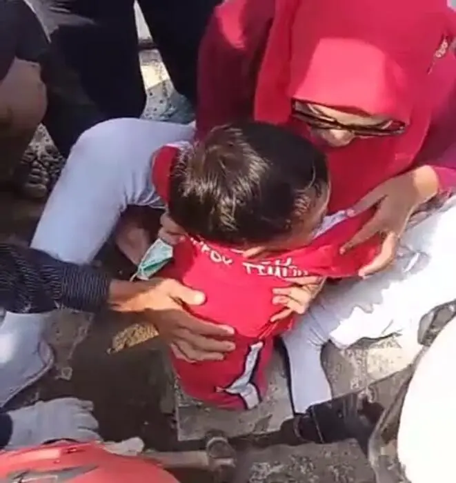 Balita di Kota Depok Kakinya Tersangkut di Tiang Net Bulutangkis