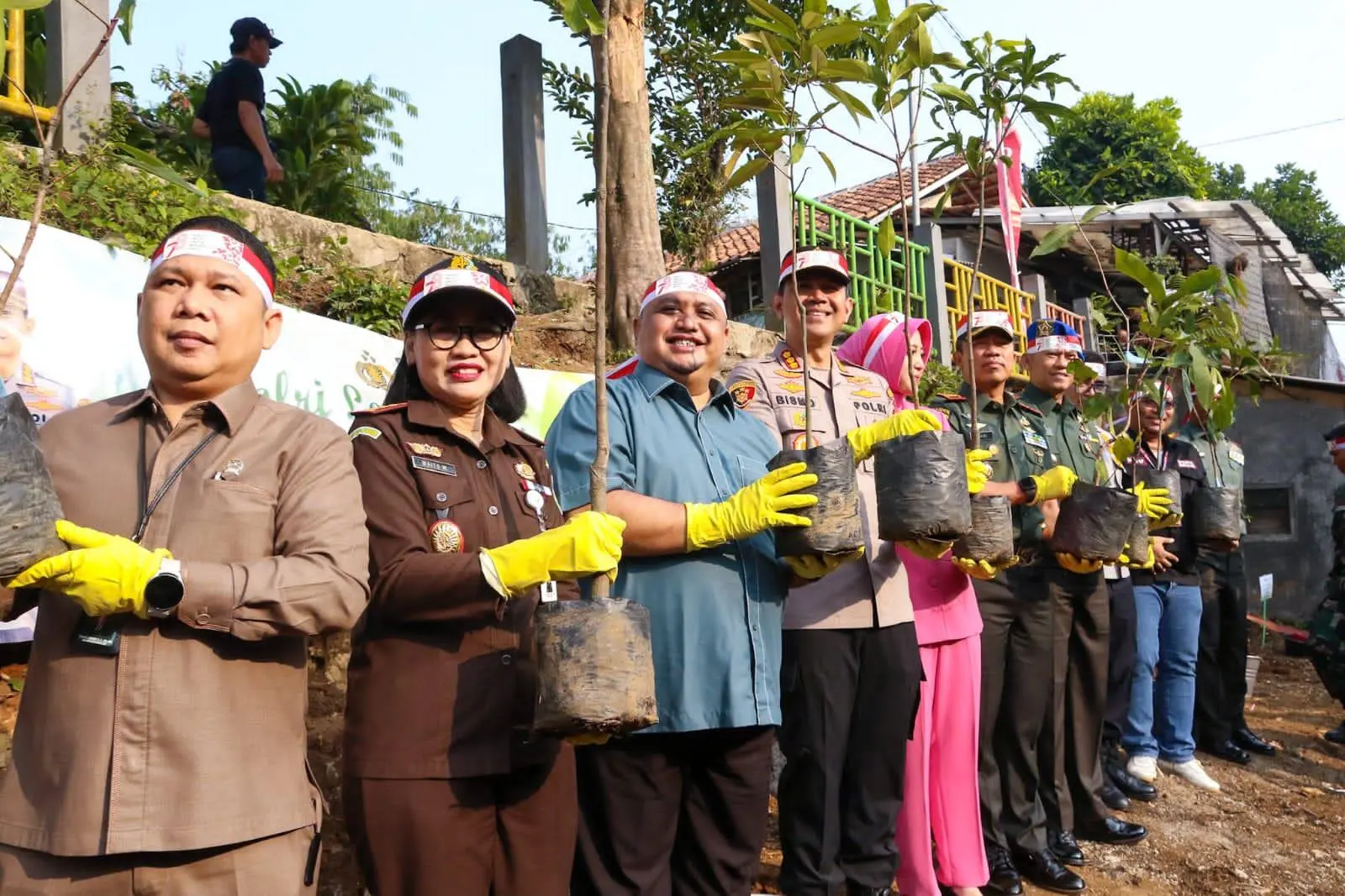 DPRD Kota Bogor bersama Polri Tanam Pohon untuk Melestarikan Alam