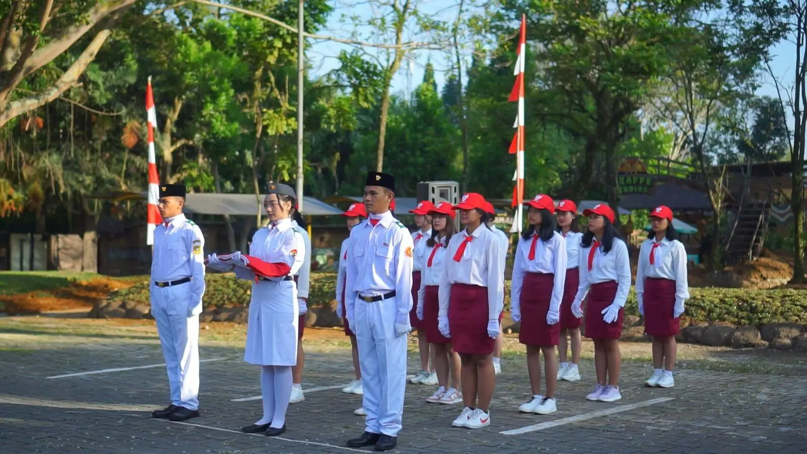 Mengenang Sejarah Perjuangan, Seluruh Staf Royal Safari Garden Gelar Upacara Bendera di HUT RI ke 78