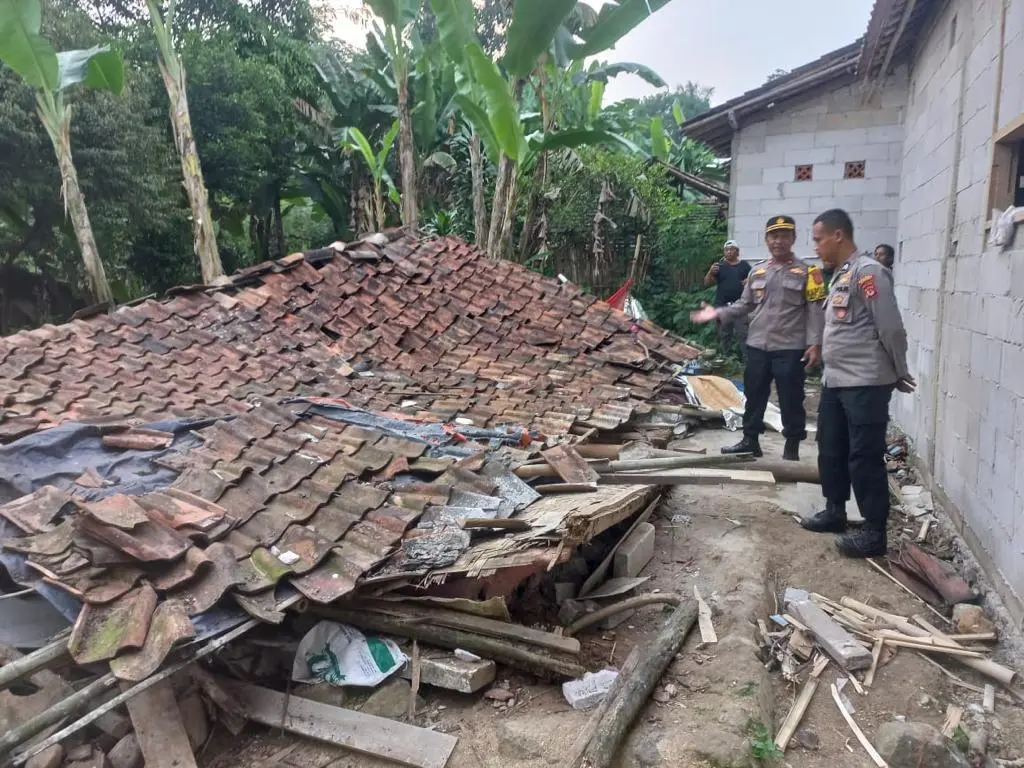 Rumah Warga Desa Cidokom Runtuh Akibat Kondisi Sudah Tua