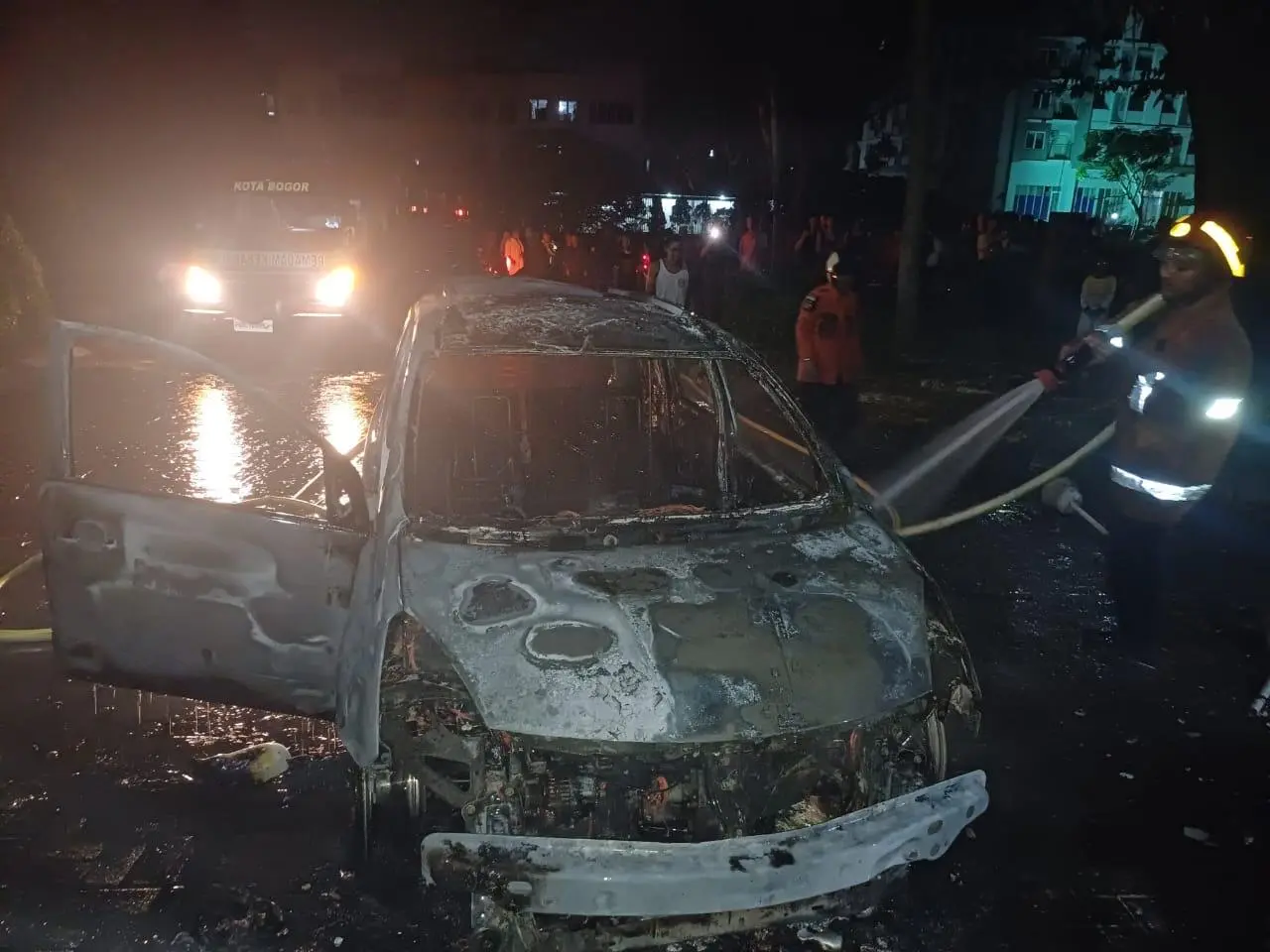 Diduga Korsleting Listrik, Satu Unit Mobil Livina Hangus Terbakar
