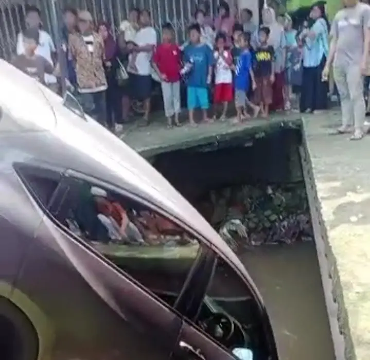 Sebuah Mobil HRV Terjun Bebas Masuk Kali Citayam