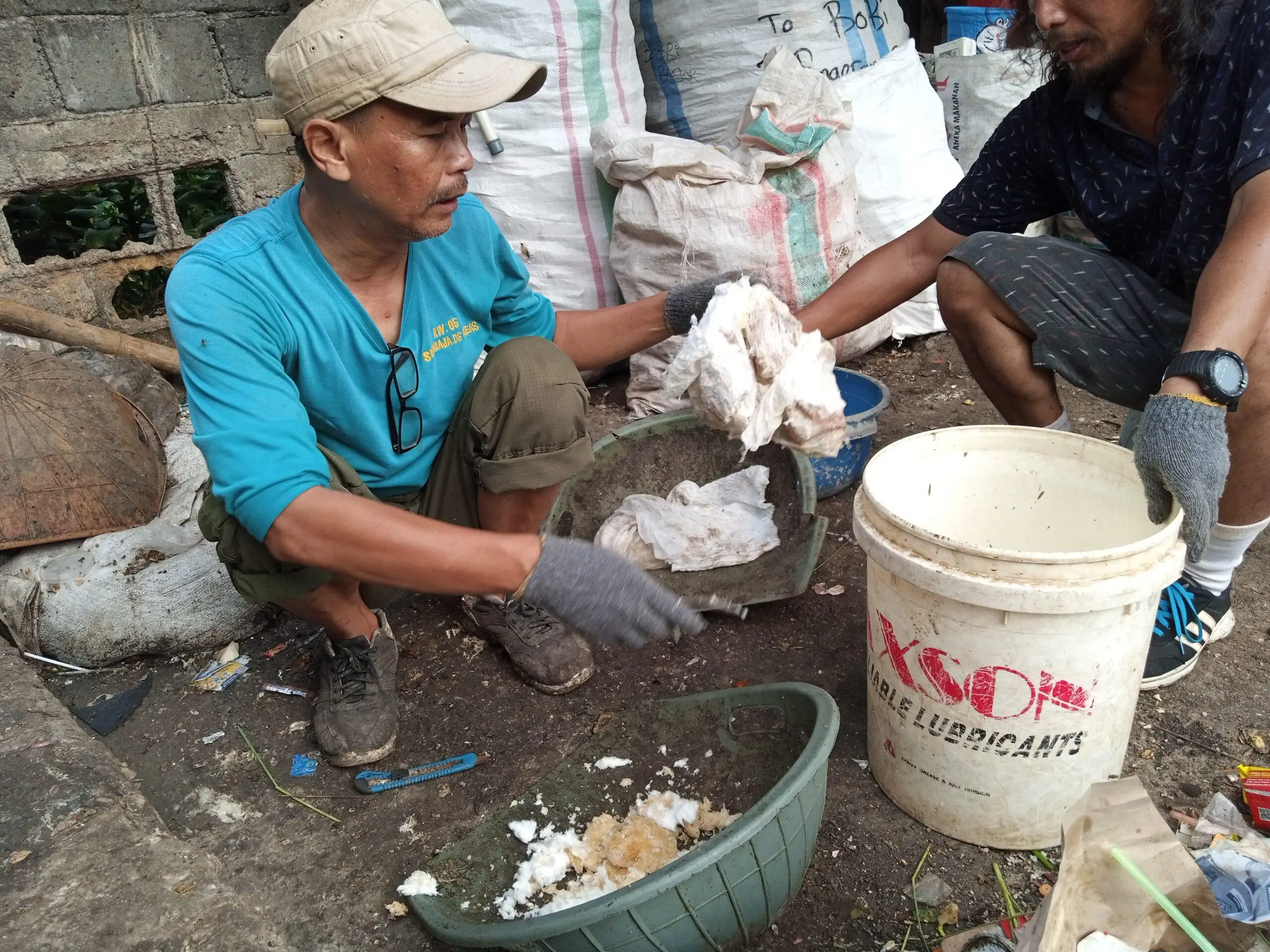 Aksi Peduli Lingkungan, Mitra Ruhay Tukar Pot Cantik dengan Popok Bekas Pakai