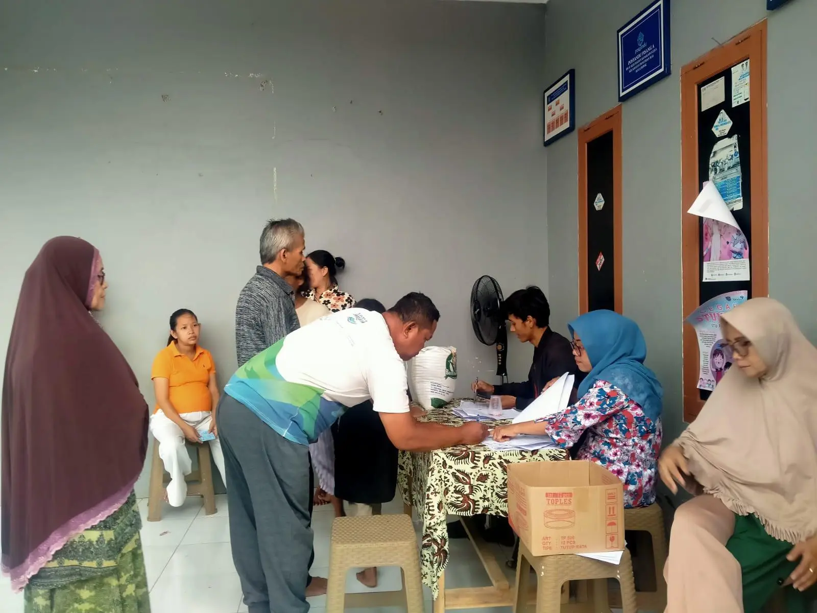 162 KPM Kelurahan Rangkapan Jaya Kecamatan Pancoran Mas Depok Terima Bantuan Pangan