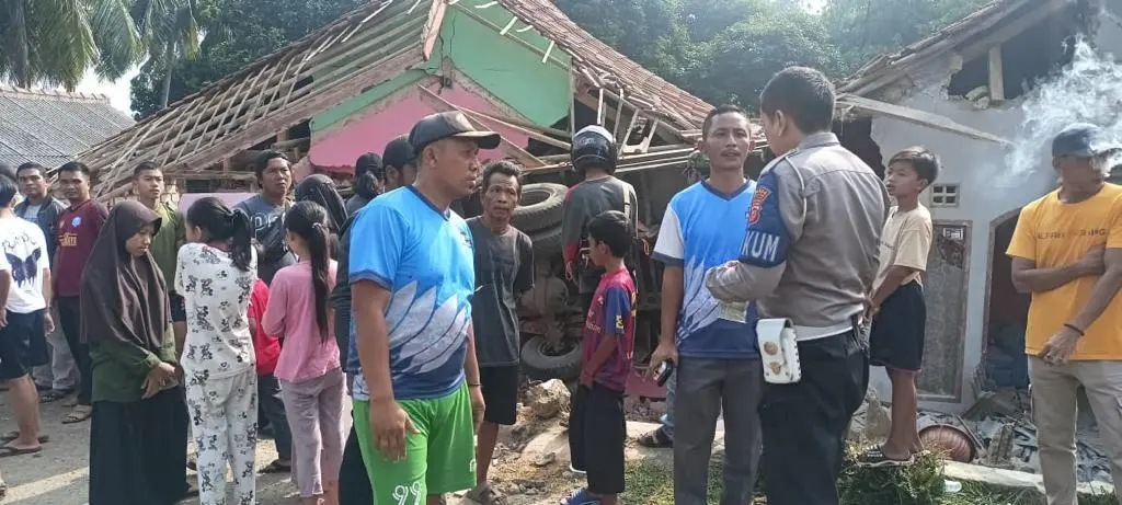 Sebuah Truk Menabrak Rumah di Tenjolaya