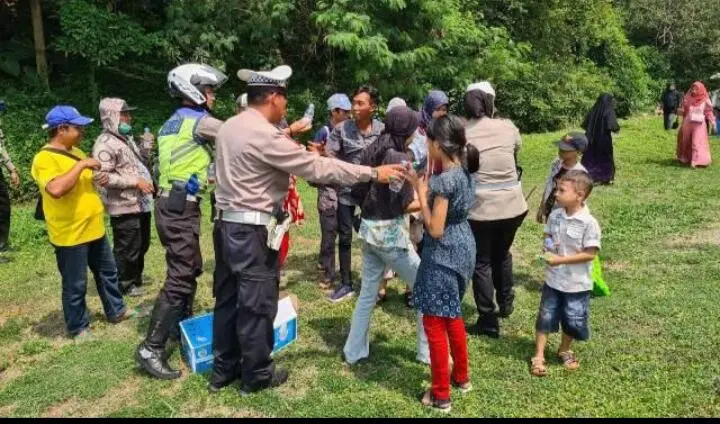 Personil Satlantas Polresta Bogor Kota Gercep Bantu Bus Terperosok Diseputaran Exit Tol Bogor