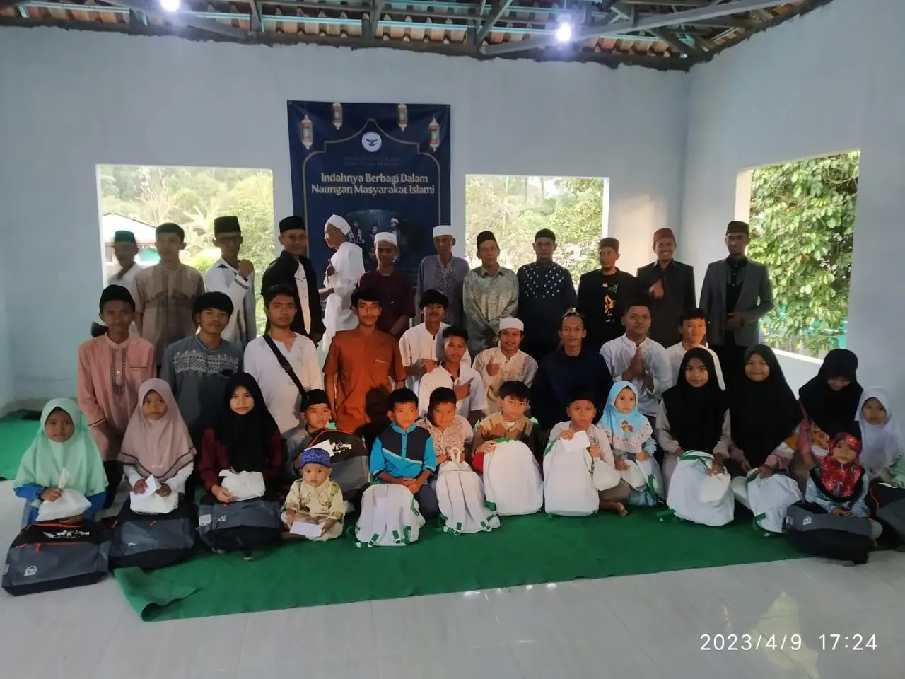 Pemuda Kampung Sirnagalih Berbagi Kebahagiaan bersama Anak Yatim