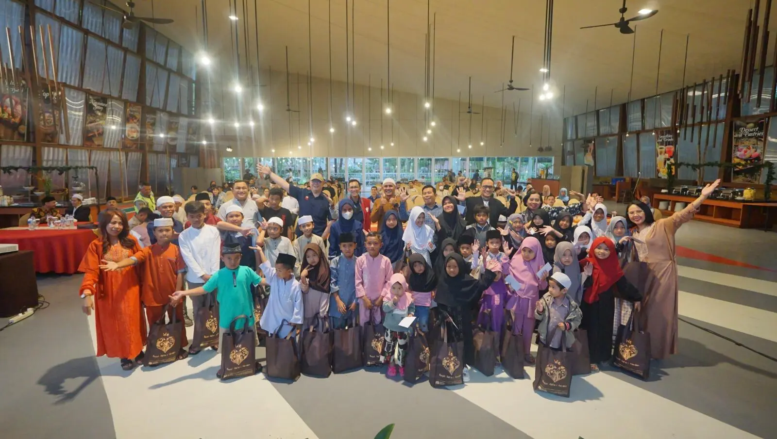 Menjalin Kebersamaan, Royal Safari Garden Ajak Masyarakat, Tokoh Agama dan 50 Anak Yatim Bukber