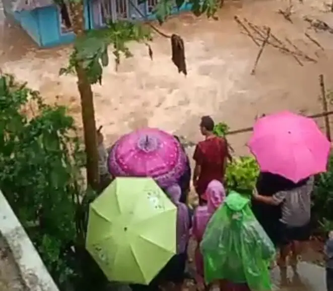Banjir Bandang Ratusan Kepala Keluarga Terisolir Akibat Jembatan Penghubung Terputus