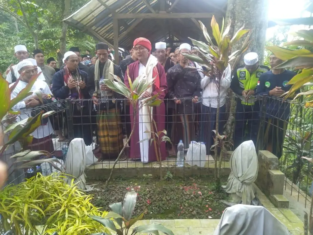 Ziarah Kubur Menjadi Agenda Rutin Majelis Al- Inayah Cimahpar Bogor Jelang Ramadhan