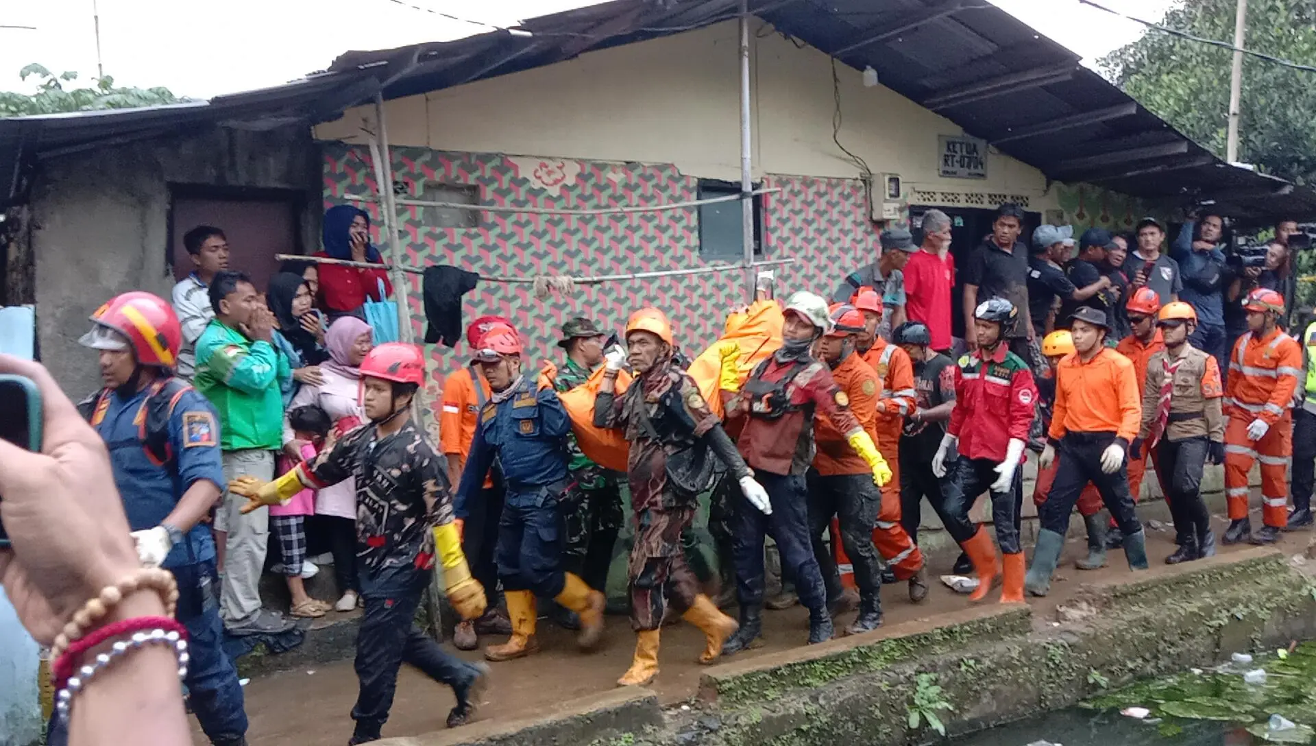 Dua Jenazah Korban Longsor di Wilayah Empang Berhasil Ditemukan Tim SAR Gabungan, Dua Dalam Pencarian