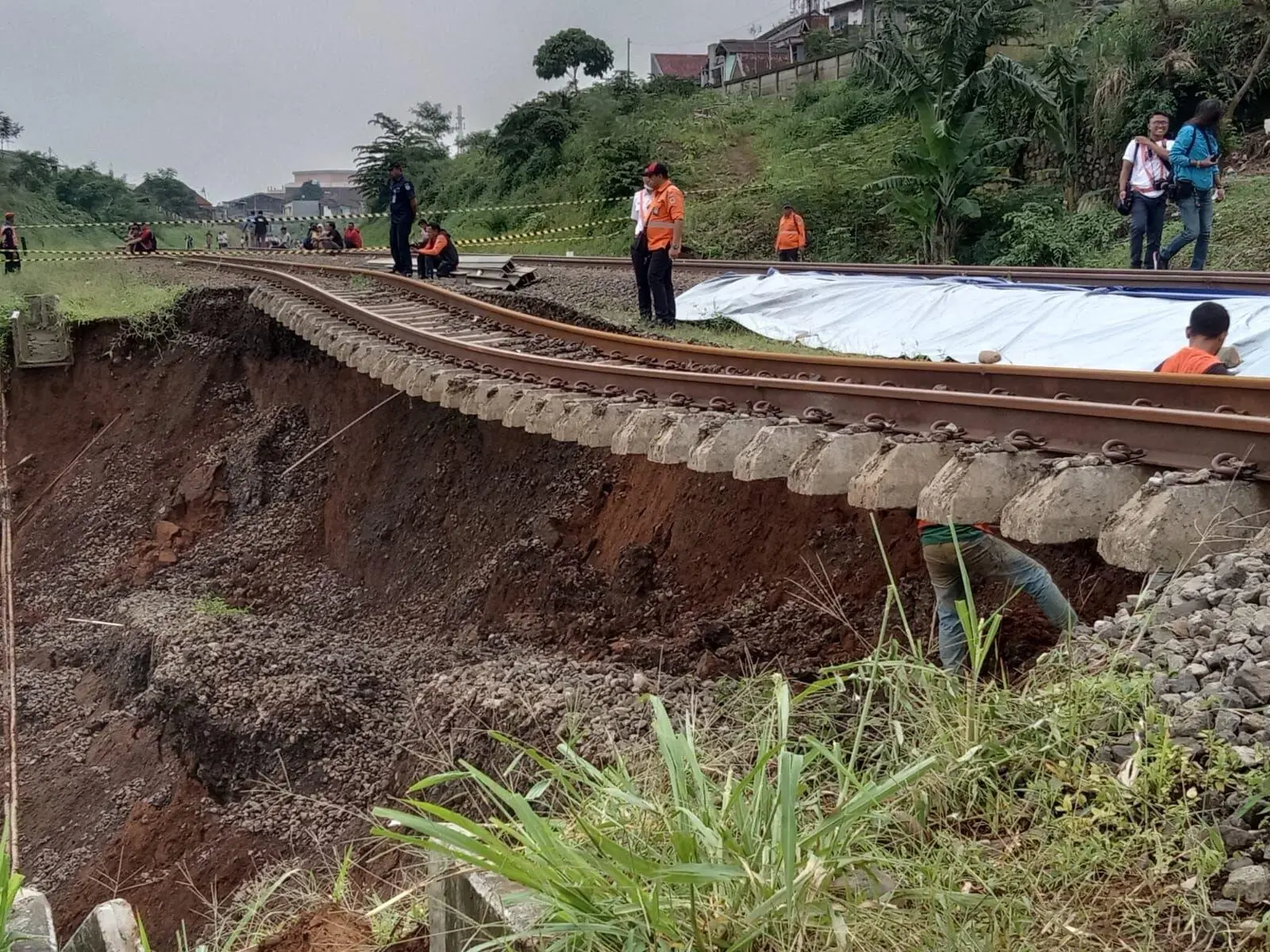 Ngeri! Jalur Rel Kereta Bogor – Sukabumi Menggantung Akibat Longsor