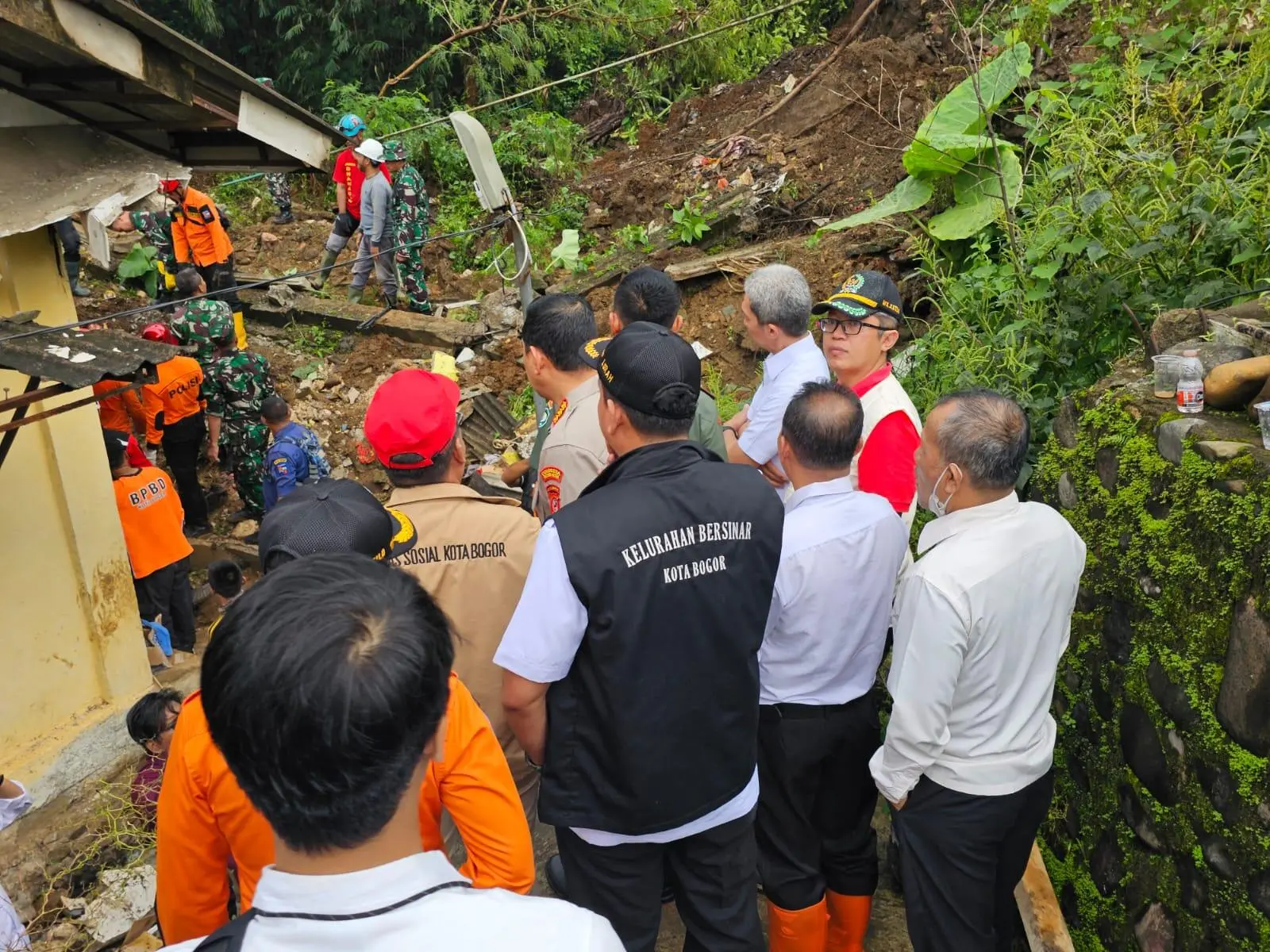 17 Orang Tertimbun Longsor, 11 Berhasil Dievakusi, 2 Orang Meninggal Dunia, 4 Orang Dalam Pencarian