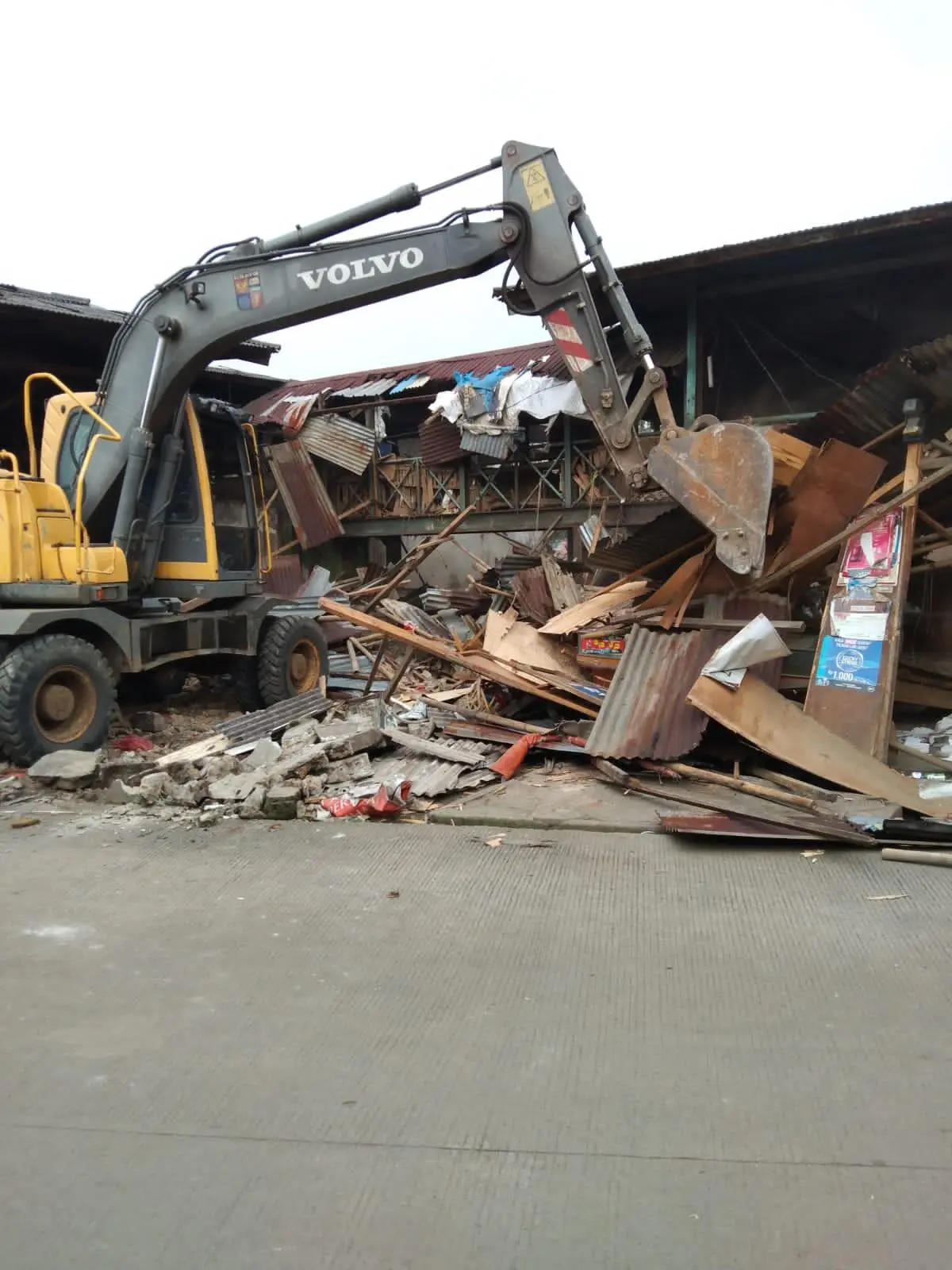 Ratusan Lapak Pasar Jambu 2 Dibongkar