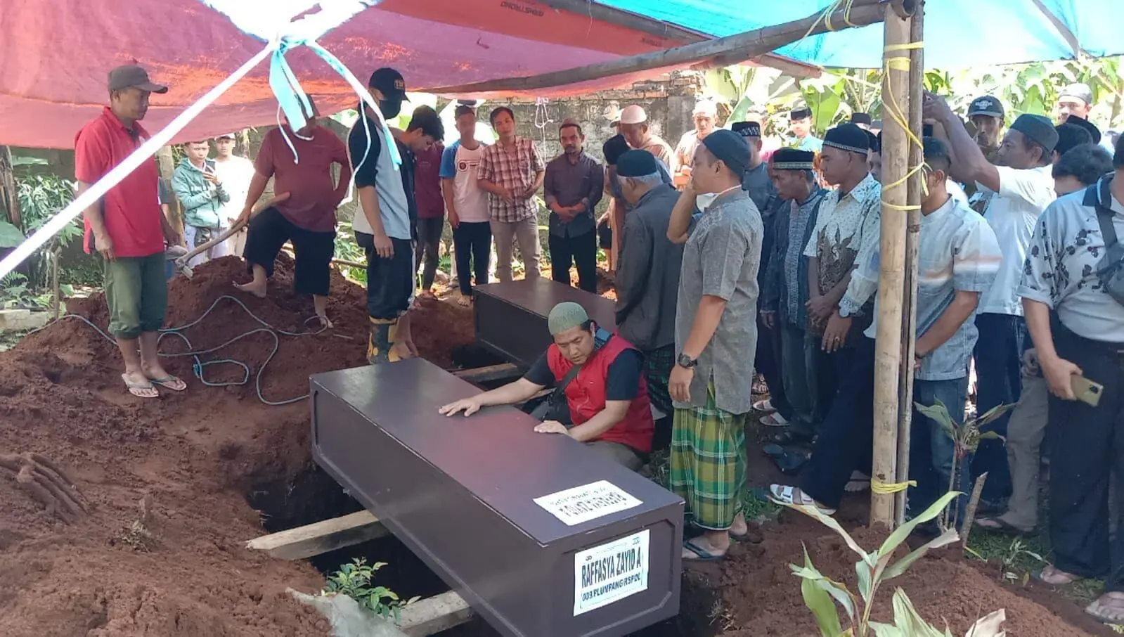Tangis Haru Hantarkan Dua Jenazah Asal Kota Bogor Korban Kebakaran Depo Pertamina Plumpang ke Peristirahatan Terakhir